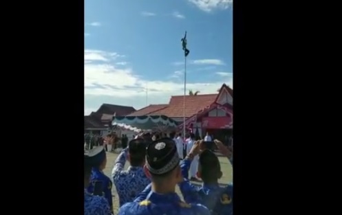 Aksi Heroik Pelajar Sambas Panjat Tiang Bendera saat Tali Pengikat Lepas