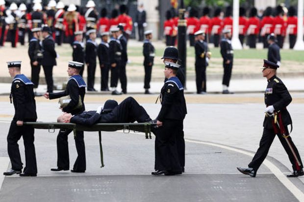 Polisi dan Staf Istana Kolaps selama Pemakaman Ratu Elizabeth II