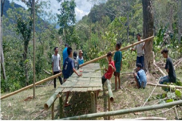 Miris! Siswa di Manggarai Timur NTT Gelar ANBK di Hutan karena Jaringan Internet Bermasalah