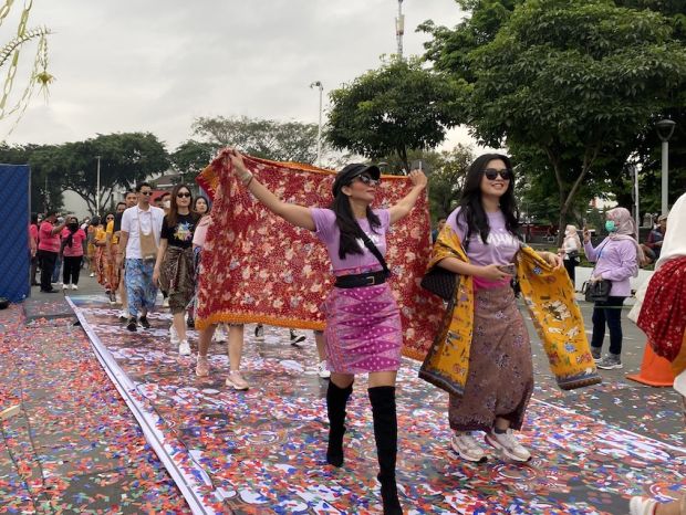 Abang None Jakarta 2022 Ramaikan Catwalk Terpanjang Hari Batik Nasional