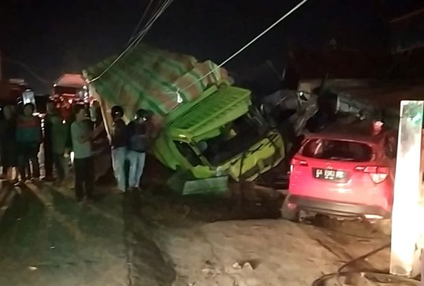 Kecelakaan Beruntun di Agam, Truk Rem Blong Tabrak 4 Mobil dan Motor Sebabkan 10 Korban Luka