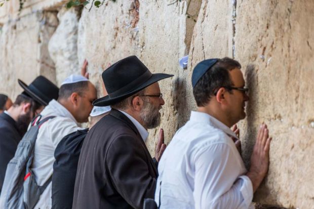 Asbabun Nuzul Surat Ali Imran Ayat 78 Terkait Perilaku Buruk Pendeta Yahudi