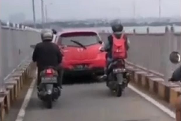 Viral! Mobil Terekam Masuk Jalur Sepeda Motor di Jembatan Suramadu
