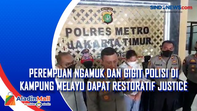 Perempuan Ngamuk dan Gigit Polisi di Kampung Melayu....