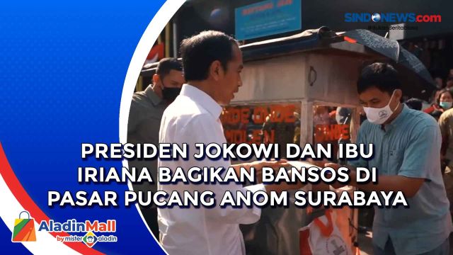 Presiden Jokowi dan Ibu Iriana Bagikan Bansos di Pasar....