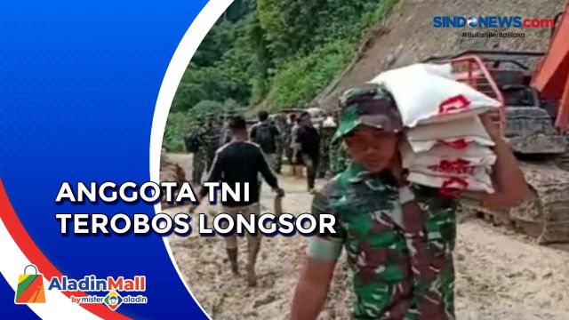 Anggota TNI Terobos Longsor Salurkan Makanan untuk....