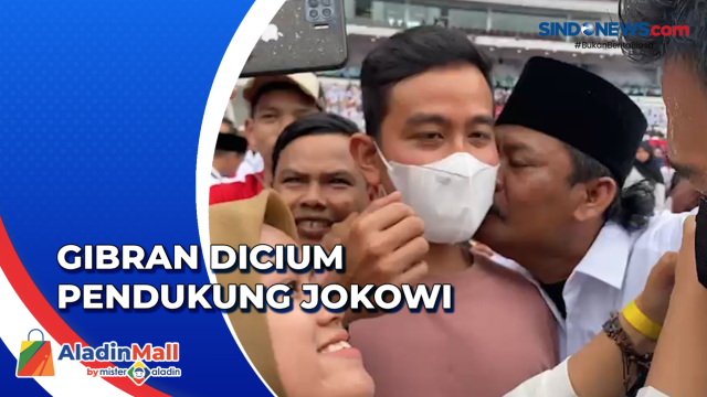 Diserbu Relawan Jokowi saat di GBK, Sambil Swafoto....