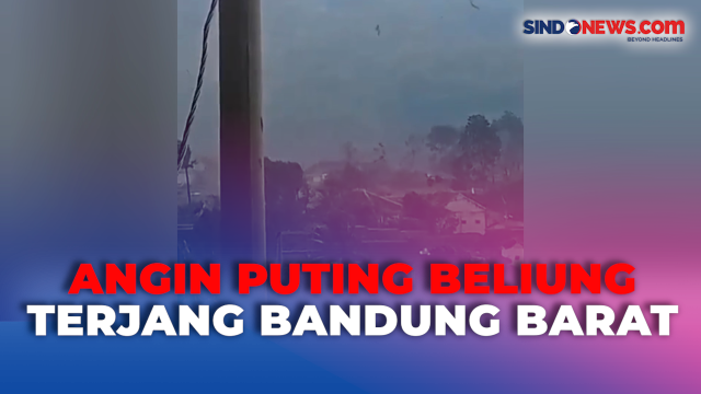 VIDEO: Diterjang Puting Beliung, Puluhan Rumah Warga di Bandung Barat
Rusak