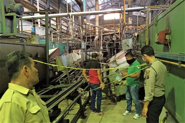 Dua Pekerja Pabrik Tewas Tertimpa Mesin Produksi Pecah Belah