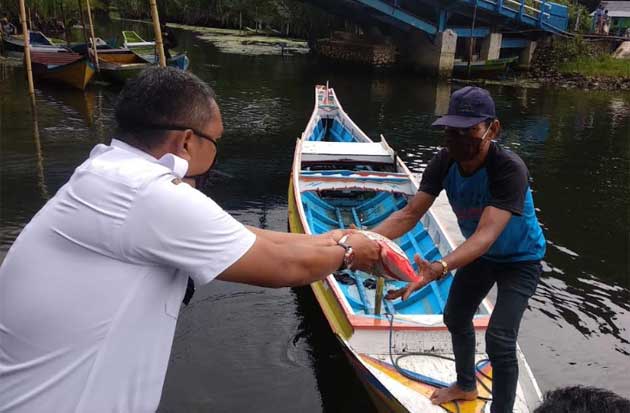 Disbudpar Maros Bagikan Sembako untuk Pelaku Usaha Wisata Rammang-rammang