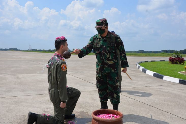 Penerbang Muda TNI AU Ini Mampu Jinakkan F-16 C di Udara