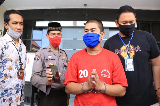 Mengaku Mabuk Alkohol, Penghina Nabi Muhammad SAW Nangis Ditangkap Polisi