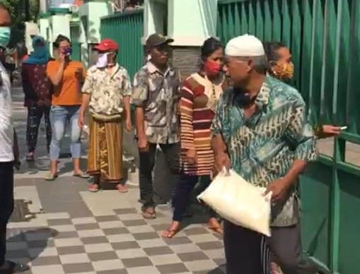 Pembagian Sembako di Muslimat NU Surabaya Terapkan Protokol Covid-19