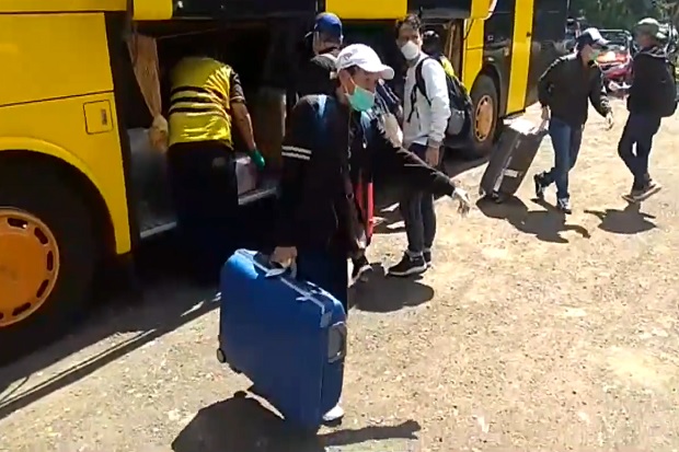 Bus Pengangkut 15 TKI dari Italia Dihentikan di Surabaya