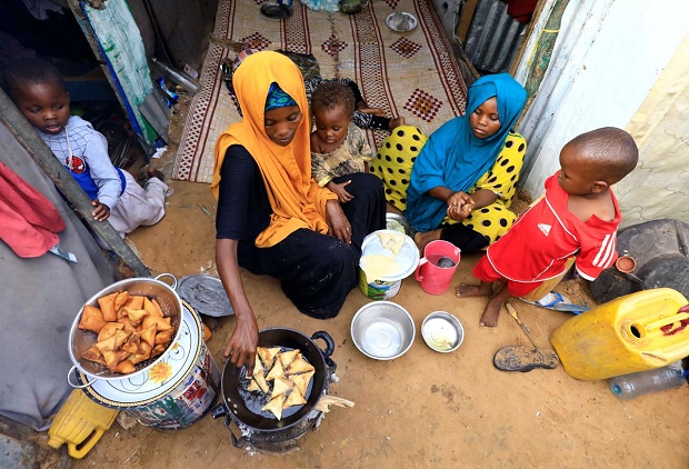 Pengungsi Somalia Berbagi Makanan Buka Puasa di Tengah Pandemi