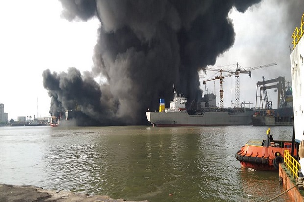 Ledakan Keras saat Perbaikan Sebabkan Kapal Tangker di Pelabuhan Belawan Terbakar