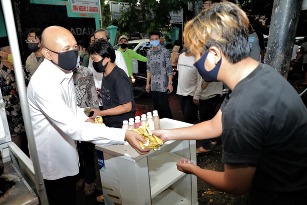 Kemenkop dan UKM Gandeng Komunitas Distribusikan Masker Kain Bagi Pedagang