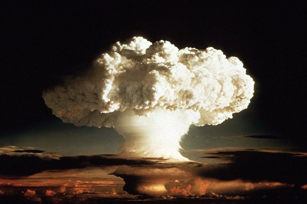 Pemerintah Trump Pertimbangkan Uji Coba Bom Nuklir AS
