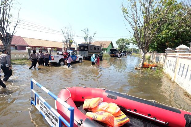 Pekalongan Banjir Rob, Kapolda-Pangdam Jamin Ketersediaan Logistik Warga