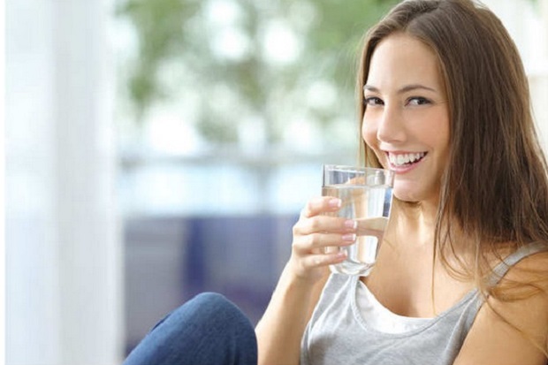 Minum Air Putih Bisa Menghilangkan Jerawat Lho!