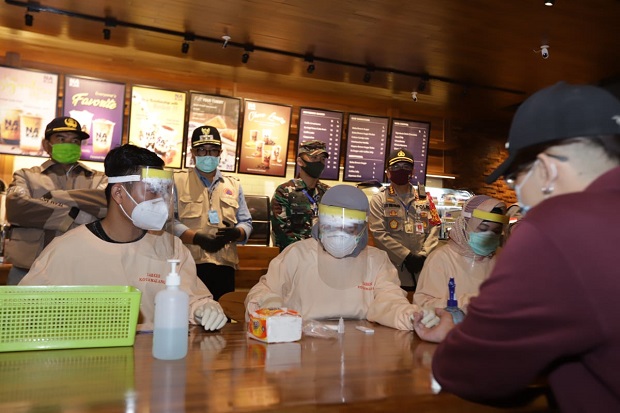 Asyik Nongkrong di Cafe, 12 Orang Reaktif Saat Rapid Test