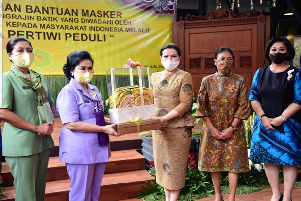 Yayasan Batik Indonesia Sumbang 20 Ribu Masker Batik Melalui Dharma Pertiwi Peduli