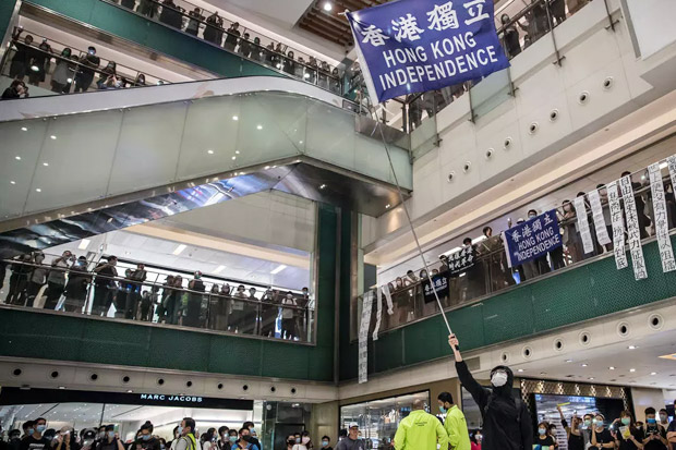 Warga Hong Kong Peringati Setahun Bentrok Demonstran-Polisi