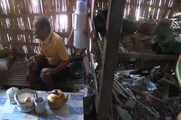 Kisah Kakek Buta yang Tinggal di Gubuk Reyot dengan Ditemani Entok