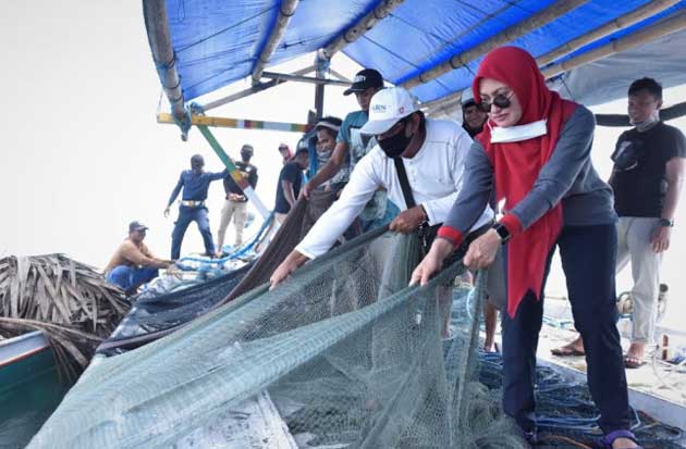 Pakai Jaring Lingkar, Bupati Lutra Tangkap Ikan Seberat 150 Kg di Teluk Bone