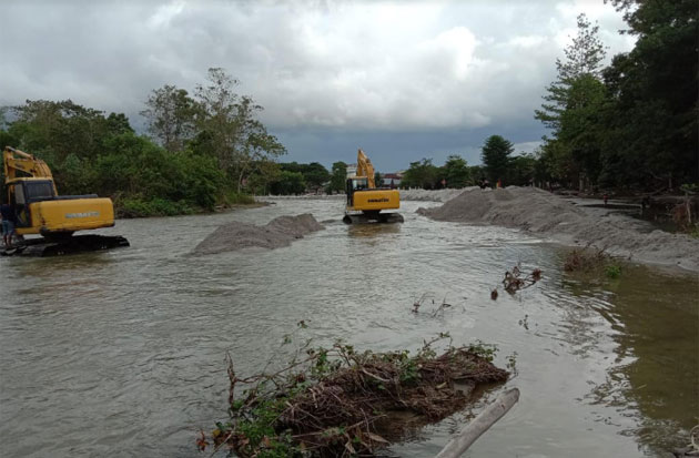 Pemkab Lutra Kerahkan Alat Berat untuk Normalisasi Sungai Masamba