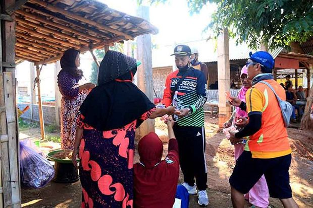 Gowes ke Sendang Sikucing, Ketua DPRD Bagikan Masker