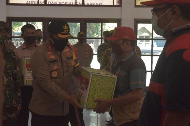 Petugas Kebersihan di Pemalang Dapat Bantuan Sembako dari TNI-Polri