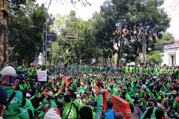 Jalan Wastukancana Ditutup, Ribuan Ojol Demo di Balaikota Bandung