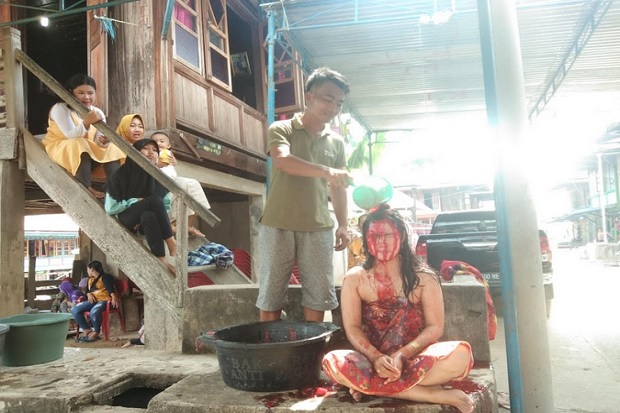 Gadis di Muratara Ini Rela Mandi Darah Kerbau demi Tradisi Keluarga