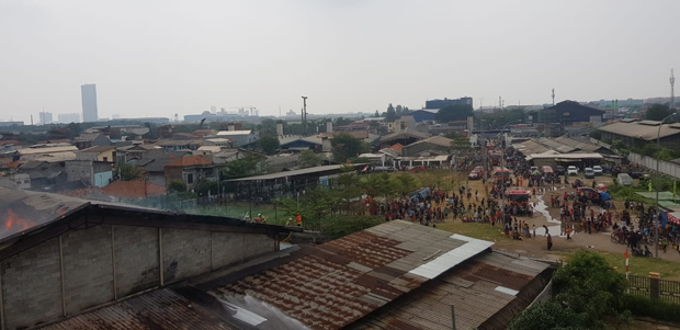 Pabrik Mebel di Cakung Terbakar, Warga Mengungsi ke Masjid