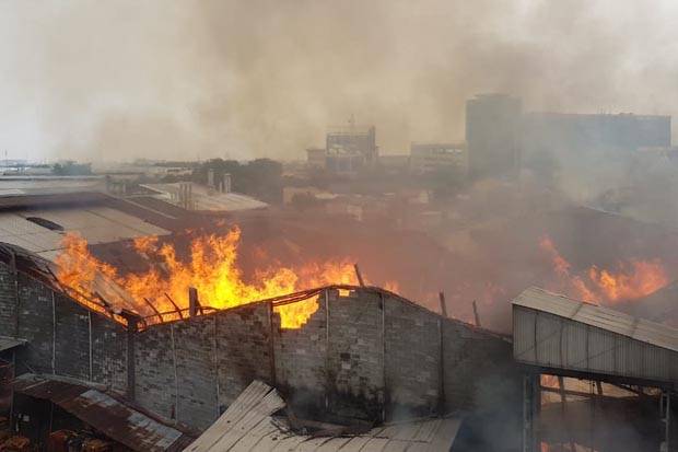 Damkar Jaktim Masih Lakukan Pemadaman Api di Pabrik Mebel Cakung