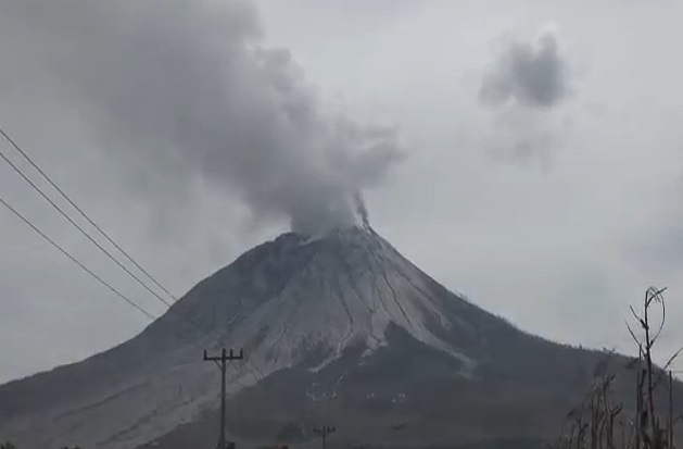 4 Kecamatan di Karo Dihujani Abu Vulkanik Sinabung, Jarak Pandang Terbatas