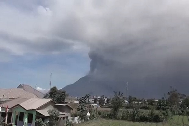 Sinabung Terus Erupsi, Muntahkan Abu Vulkanik Setinggi 1.000 Meter
