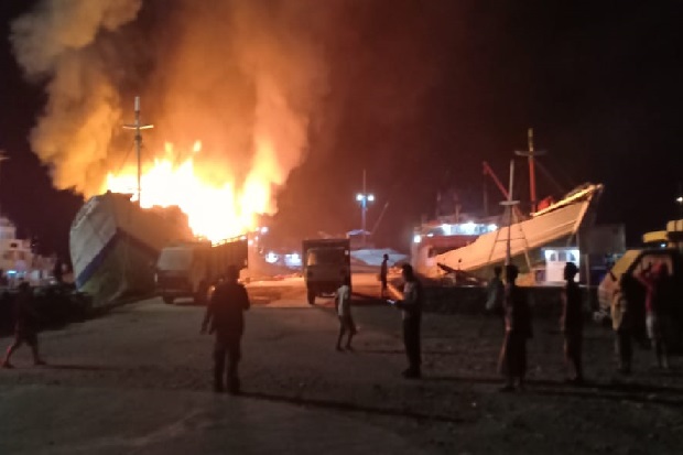 Kapal KLM Arawali Bermuatan Jagung Ludes Terbakar di Pelabuhan Bima