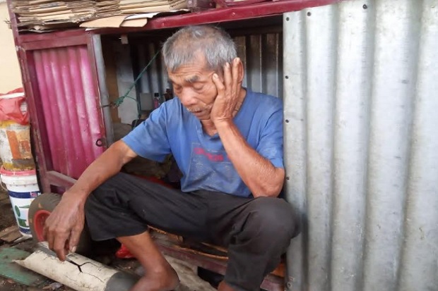 Miris! Kakek Sebatang Kara di Sidimpuan 8 Tahun Tinggal di Gerobak