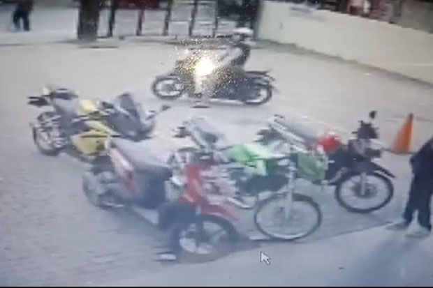 Viral, Pencurian Motor Sport Terekam CCTV Minimarket Plumpang