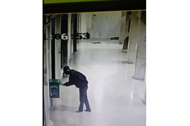 Pencuri Dua Kotak Amal Masjid Terekam CCTV