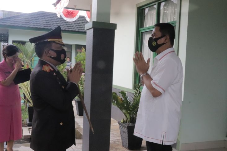 Ulang Tahun Ke-75 TNI, Kapolda Sulut dan Jajaran Beri Kejutan