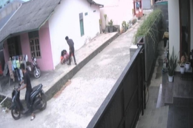 Terlalu, 2 Pria Ini Terekam CCTV Merampas Ponsel Anak-anak