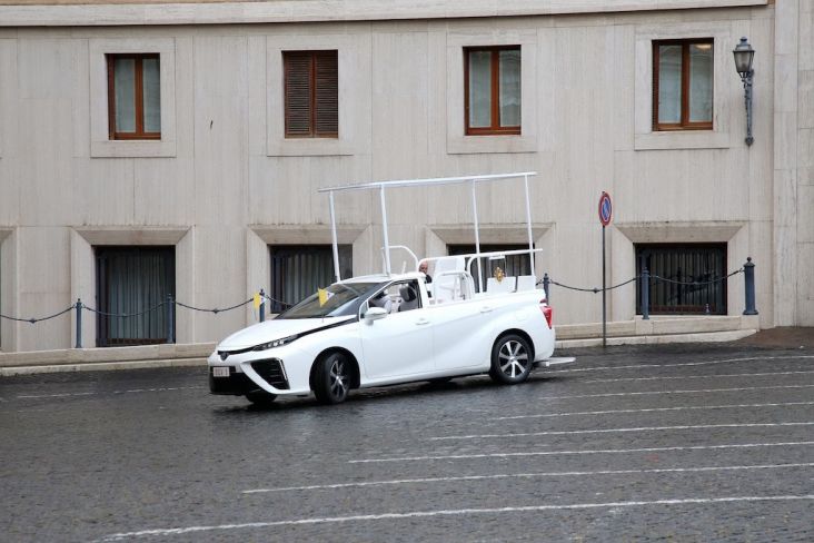 Toyota Produksi Mobil Bertenaga hidrogen untuk Paus Vatikan