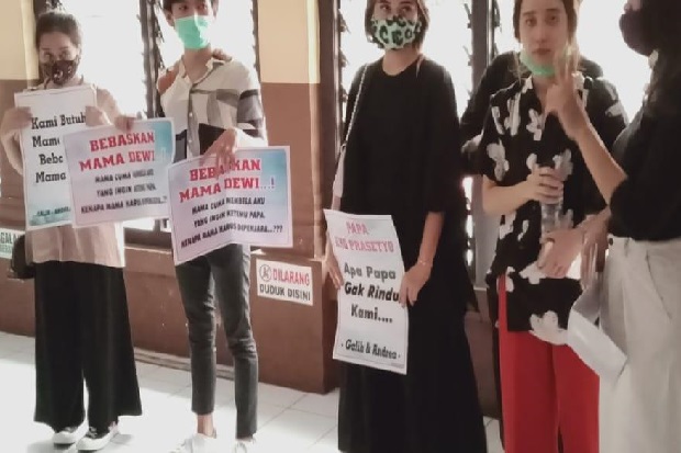 Ada Poster Bebaskan Mama Dewi di Sidang Kasus IRT Ditahan Gara-gara Komentar di FB
