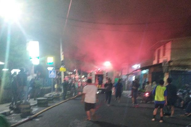 Toko Bangunan di Palmerah Kebakaran, 13 Unit Pemadam Turun Tangan