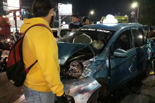1 Truk, 9 Taksi dan 1 Angkot Terlibat Kecelakaan di Jalan Dewi Sartika