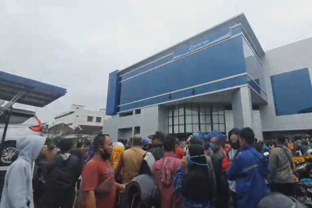Warga Berdesakan dan Terinjak, Pencairan Bantuan Presiden di Tasikmalaya Ricuh