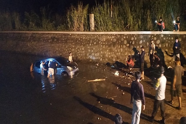 Dramatis, Aksi Warga Lahat Sumsel Menyelamatkan Pengemudi Mobil yang Terperangkap Banjir